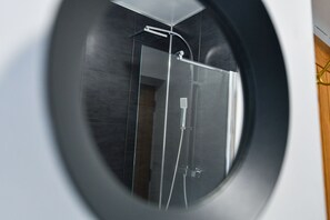 Shower - Modern 4bed House at Milner Road (Long Eaton)