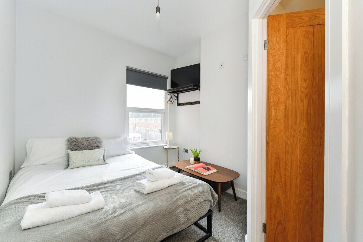 4 bedrooms, iron/ironing board, Internet