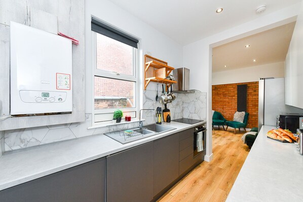 Cookware/dishes/utensils - Modern 4bed House at Milner Road (Long Eaton)