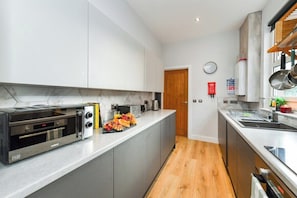 Fridge, microwave, oven, toaster - Modern 4bed House at Milner Road (Long Eaton)