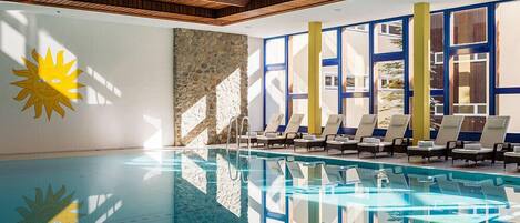 Een binnenzwembad en een verwarmd zwembad