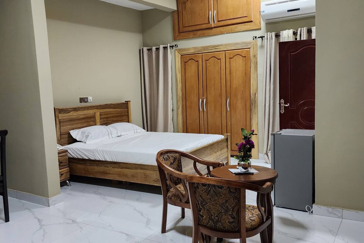 Deluxe kamer | 1 slaapkamer, een kluis op de kamer, een bureau, een laptopwerkplek