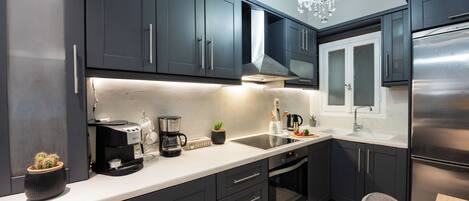 Réfrigérateur, four, cafetiÚre/bouilloire