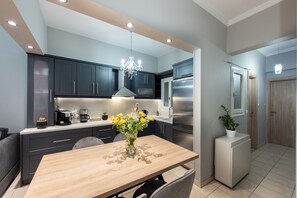 Réfrigérateur, four, cafetière/bouilloire