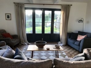 Smart TV, fireplace - Tranquil & Stylish Cottage in Minstead, New Forest (Lyndhurst)