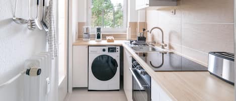 Fridge, oven, stovetop, coffee/tea maker