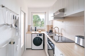 Køleskab, ovn, kogeplade, kaffe-/temaskine