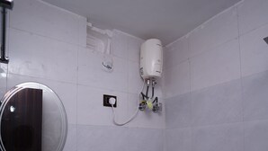 Un baño pequeño y sencillo con inodoro, lavabo y espejo.