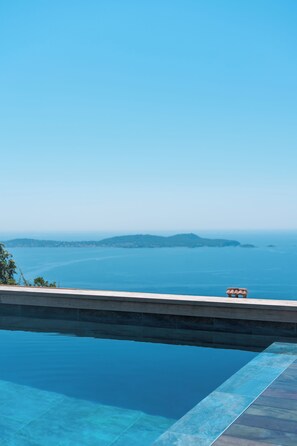 Una piscina techada, una piscina al aire libre