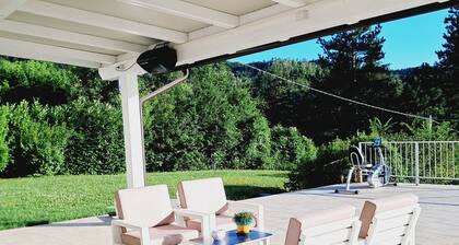 Family apartment: sleeps 6, Use of garden, sunbeds and swimming pool.