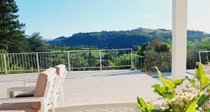 Family apartment: sleeps 6, Use of garden, sunbeds and swimming pool.