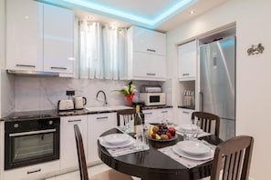 Basic Apartment | Private kitchen | Dishwasher, espresso maker, coffee/tea maker, electric kettle