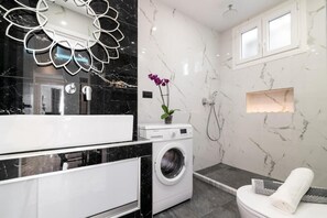 Basic Apartment | Bathroom