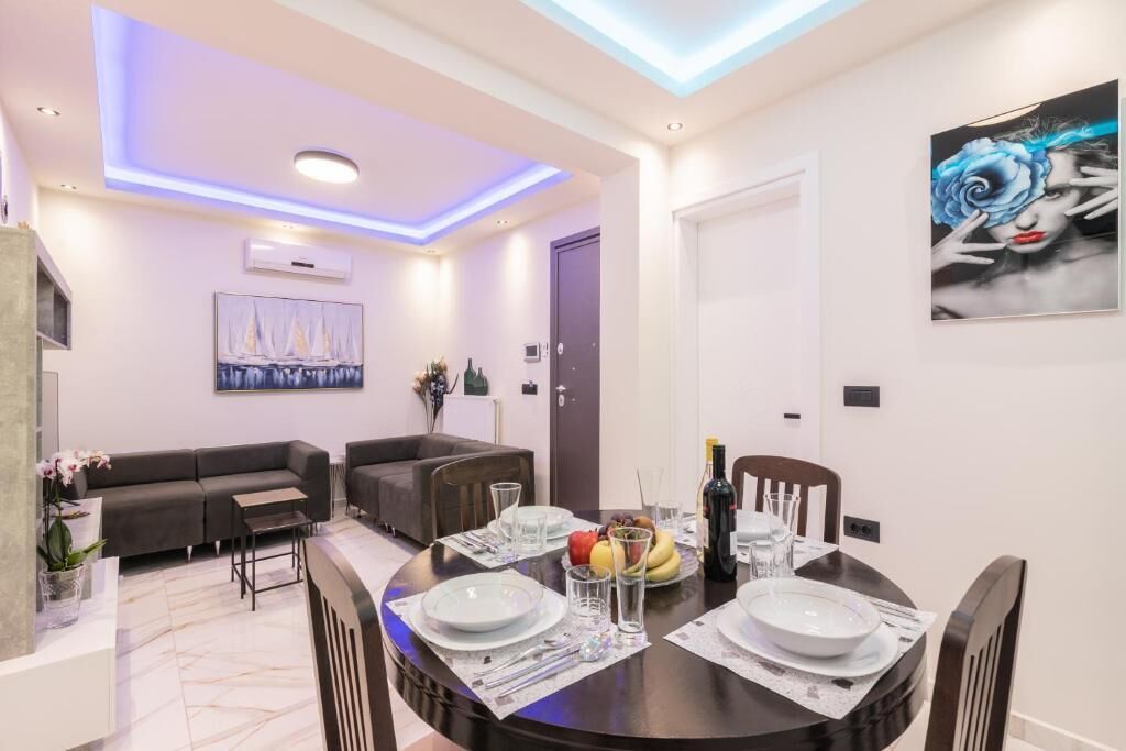 Apartamento básico | Zona de estar | Smart TV de 40 pulgadas con canales por satélite