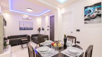 Basic-Apartment | Wohnbereich | 40-Zoll-Smart-TV mit Satellitenempfang