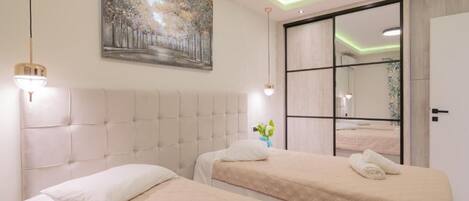 شقة بتجهيزات أساسية | 2 عدّة غرف نوم وستائر تعتيم وتجهيزات عازلة للصوت ومكواة/لوح كي