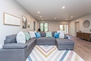 Téléviseur connecté, foyer, services de diffusion en continu, bureau