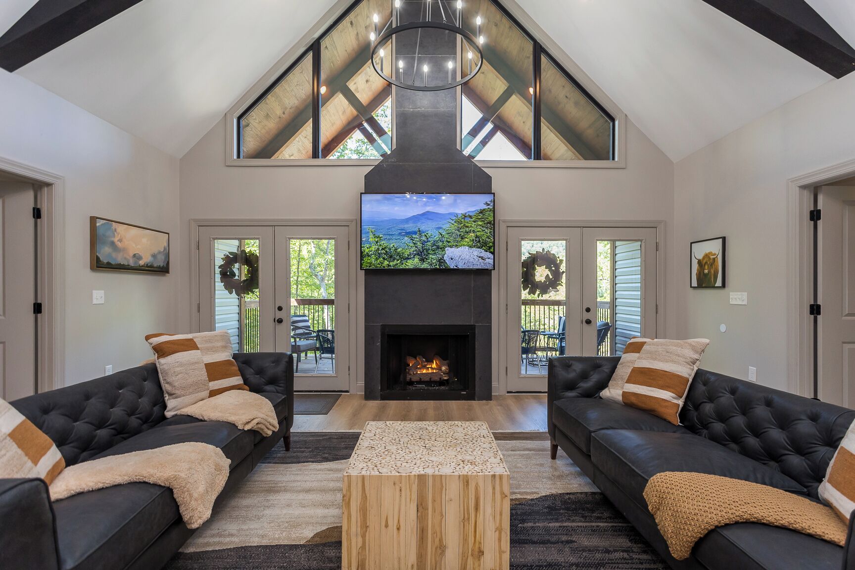 Smart TV, lareira, serviços de streaming, escritórios