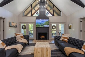 TV connectée, cheminée, services de streaming, espaces bureaux