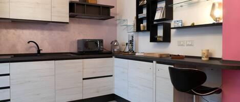 Réfrigérateur, four, plaque de cuisson, cafetière/bouilloire