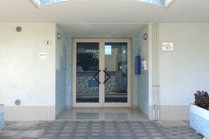 A hotel entrance with a glass door, a tiled floor, and a number sign indicating room 4. - Homiday - B&B Meraviglie d'Abruzzo (Cellino Attanasio)