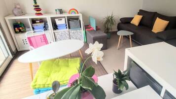 Smart-tv, boeken, een stereo en een printer