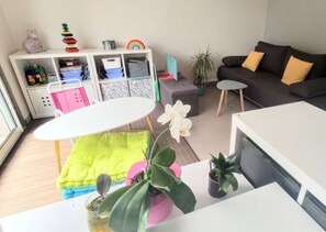Smart TV, books, stereo, printers