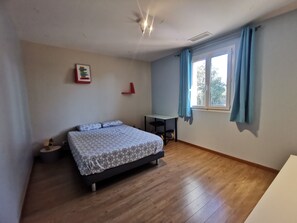 3 slaapkamers, een bureau, een strijkplank/strijkijzer, reisbedje