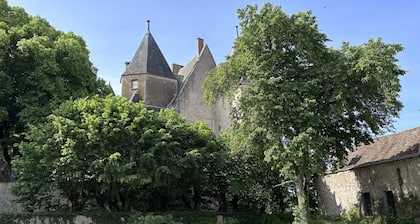 Charmante Cure Ancienne avec Jardin et WiFi, PrĂšs de Vichy