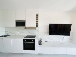 Microondas, horno, placa de cocina y lavavajillas