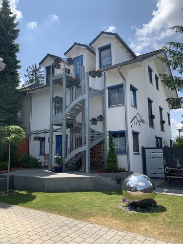Chic attic apartment with full furnishings and parking space on the outskirts of Munich