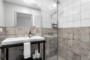 Douche, sèche-cheveux, serviettes fournies