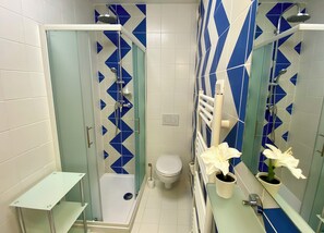 Een haardroger, handdoeken, zeep, shampoo