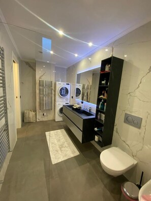 Doccia, asciugacapelli, bidet, asciugamani