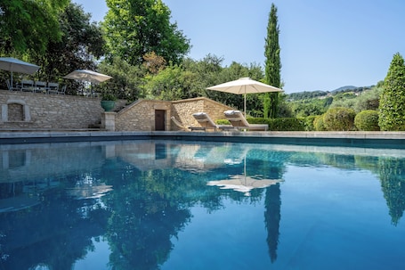 Seasonal outdoor pool, pool umbrellas, sun loungers. Le Domaine du Fortin