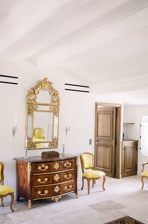 Svit Deluxe | Vardagsrum | 70-centimeters LED-tv med satellitkanaler och tv