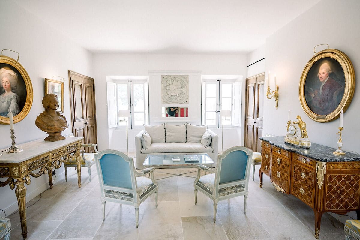 Suite Deluxe | Área de sala de estar | Televisión LED de 70 cm con canales vía satélite y televisión