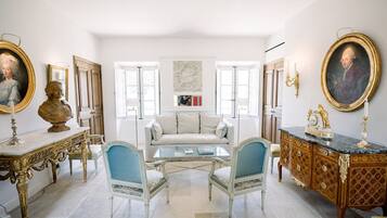 Suite Deluks | Area keluarga | Televisi LED 70-cm dengan saluran TV satelit dan TV