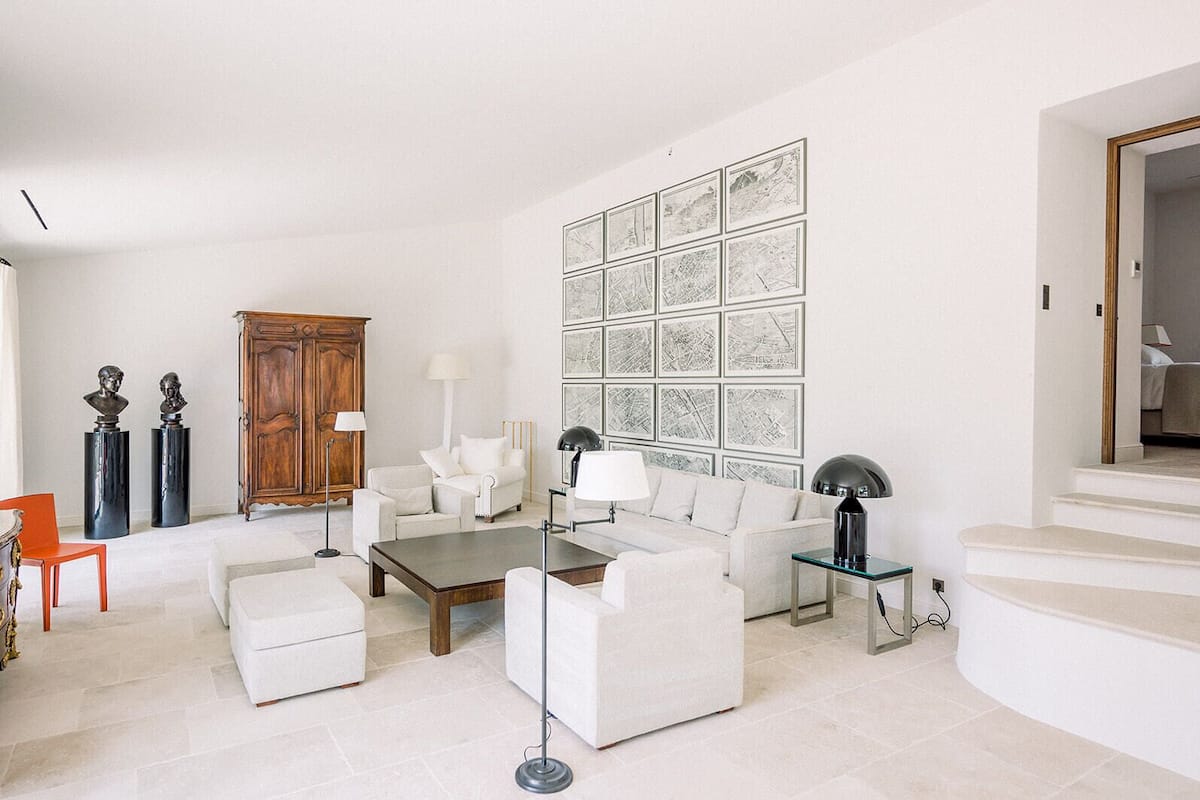 Villa Deluxe | Área de sala de estar | Televisión LED de 70 cm con canales vía satélite y televisión