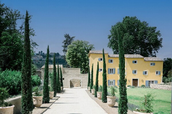 Fachada de la propiedad