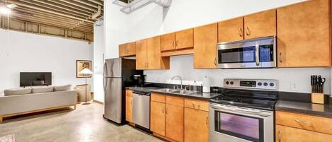 Fridge, oven, stovetop, dishwasher