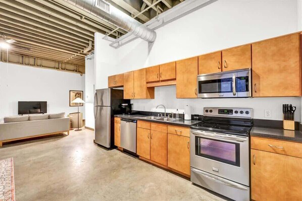 Fridge, oven, stovetop, dishwasher