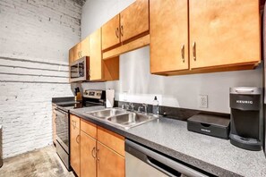 Fridge, oven, stovetop, dishwasher