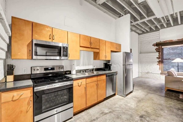 Réfrigérateur, four, plaque de cuisson, lave-vaisselle