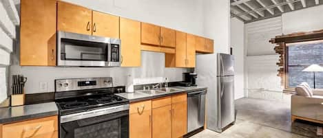 Frigorífico, horno, placa de cocina y lavavajillas