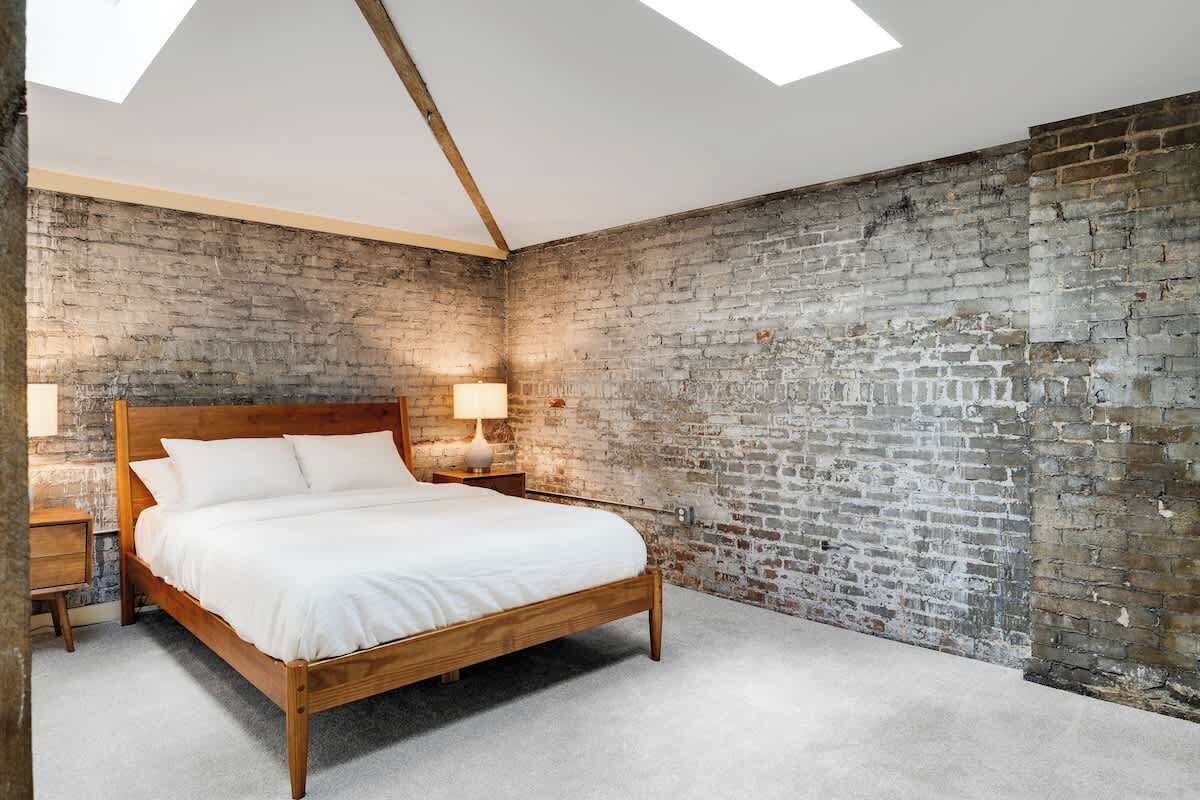 1 dormitorio, tabla de planchar con plancha, wifi y ropa de cama