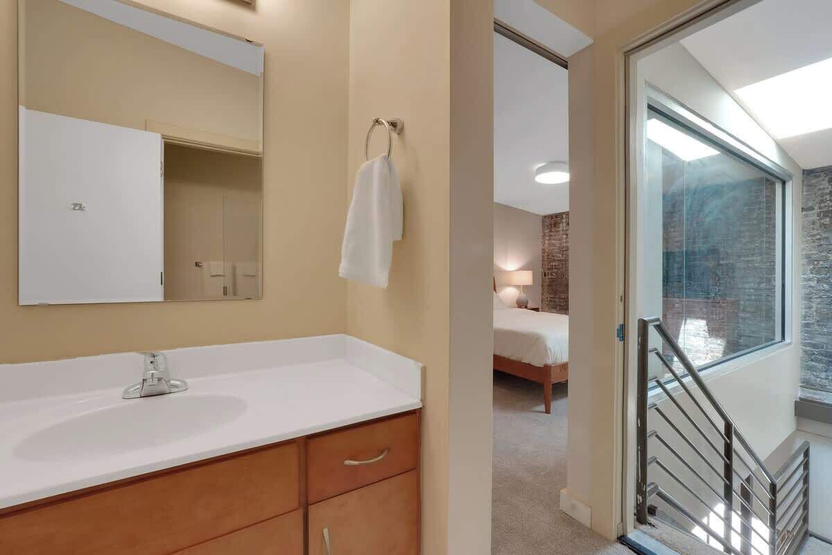 Regadera, secadora de cabello, toallas 