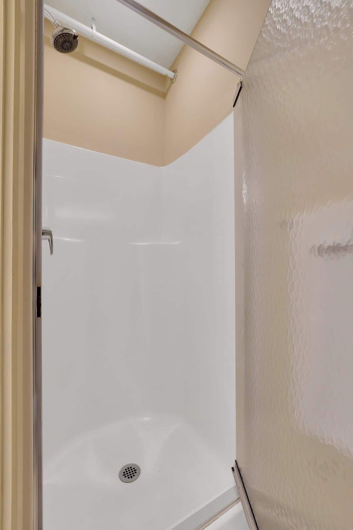 Een douche, een haardroger, handdoeken, shampoo