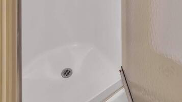 Een douche, een haardroger, handdoeken, shampoo