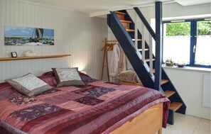 Iron/ironing board, travel crib, free WiFi